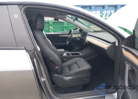 2025 Tesla Model Y Long Range Dual Motor Rear-Wheel Drive z USA, uszkodzony, nr VIN 7SAYGDED9SA358462